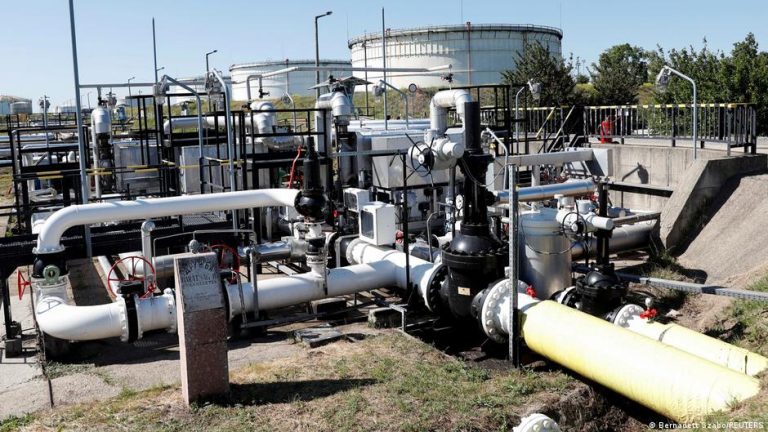 Reprise des importations de pétrole russe vers la Hongrie et la Slovaquie après interruption.