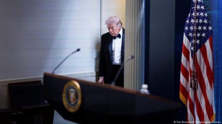 Le suspect de la fusillade lors du gala à Washington D.C. comparaît devant le tribunal.