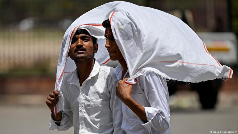 Vague de chaleur en Inde : Delhi connaît un répit tandis que d&rsquo;autres régions souffrent.