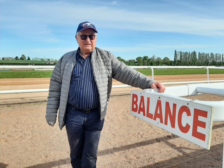 Daniel Lebouteiller, turfiste depuis 60 ans, reste bénévole à l&rsquo;hippodrome de Vire Normandie.
