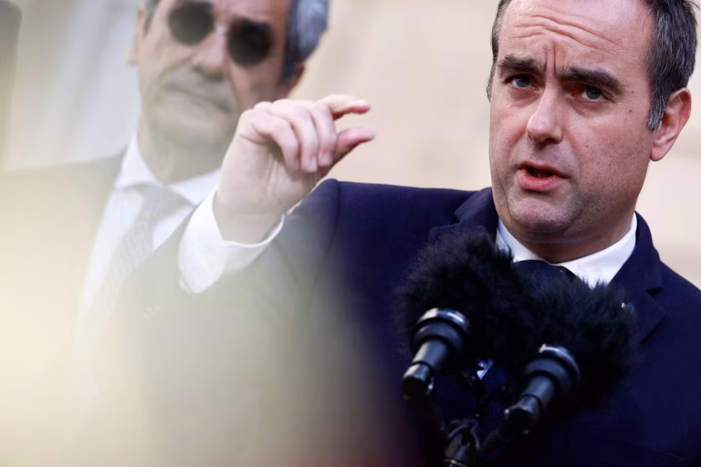 Budget : Sébastien Lecornu annonce 2 milliards d&rsquo;euros d&rsquo;économies, la Cour des comptes critique.