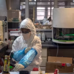 Quand l'impérialisme biomédical américain s'invite dans les villes RN : absurdités et dirigeants conservateurs en question