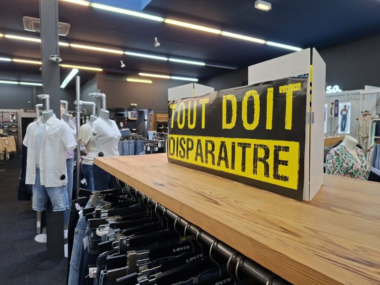 Liquidation de stock : une boutique du centre commercial près de Rouen ferme ses portes.