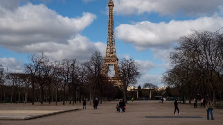 Paris étouffe : la pollution, un mal systémique