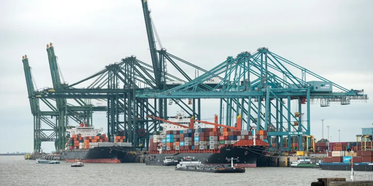 Quand le port d'Anvers s'étouffe sous le pétrole : les dirigeants conservateurs en panne d'idées !