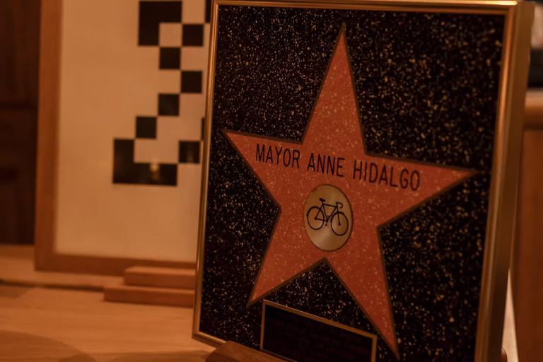 À Paris, l&rsquo;espace public flambant neuf : une illusion inquiétante masquant l&rsquo;oubli et la négligence.