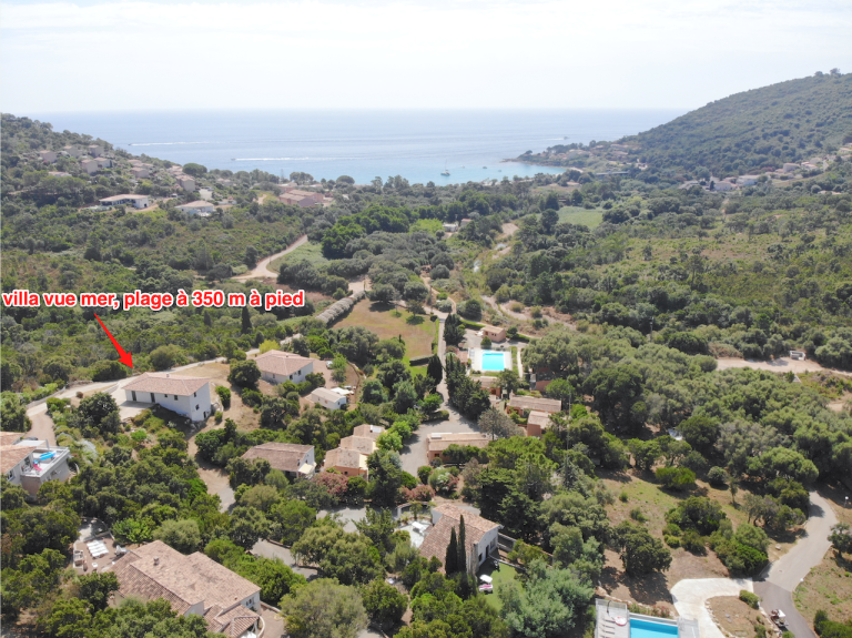 Tarco : Villa récente T-4 avec vue mer et montagne à 300 m de la plage, studio et piscine.