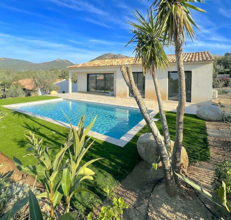 Villa T4 neuve à Ste Lucie de Porto-Vecchio avec garage et piscine sur terrain clos.