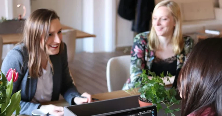 Inégalités femmes-hommes : comment le temps influence les trajectoires financières