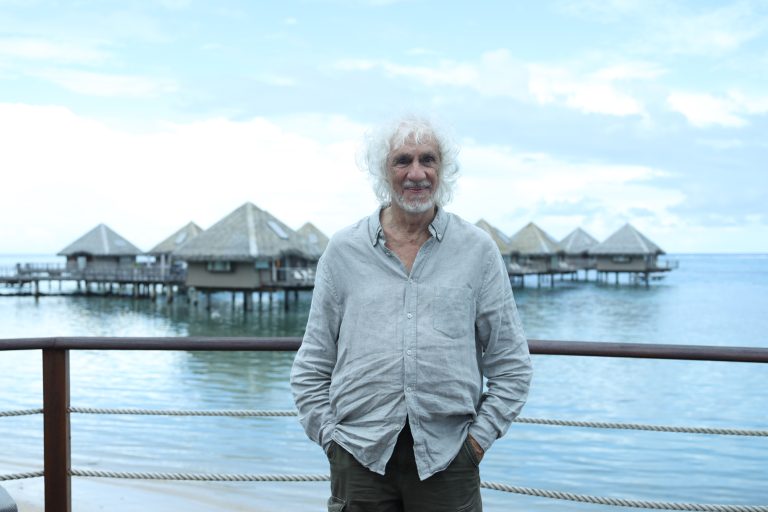 Quand la Démocratie se Transforme en Comédie : Le Spectacle des Autorités