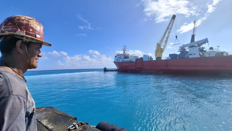 Les Cargos : Un Lien Vital ou une Chaîne de Souffrance ?