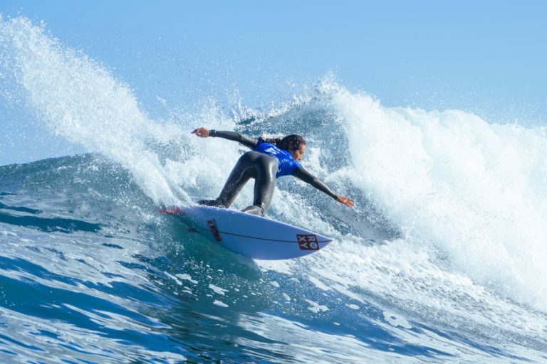 Surf et contradictions : le Champion Tour 2026, un spectacle en eaux troubles