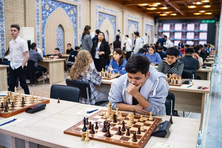 Quand l'Ouzbékistan joue aux échecs, les villes RN applaudissent l'absurde des dirigeants conservateurs !