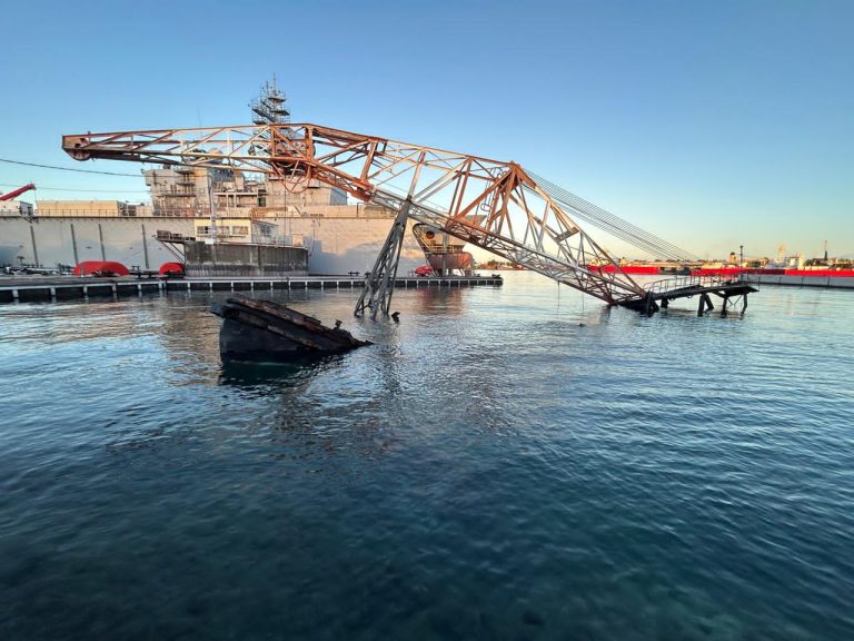 Une grue en chute libre à la base navale : quelles conséquences pour la sécurité ?