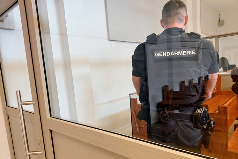 Condamnation d&rsquo;un homme pour homicide à Bora Bora : une analyse de la justice face à la violence domestique