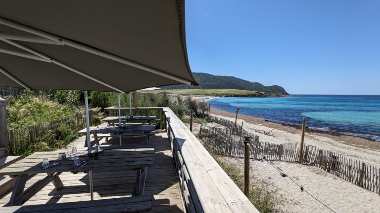 Accéder à la plage d&rsquo;Ajaccio : options de transports en commun et navettes disponibles.