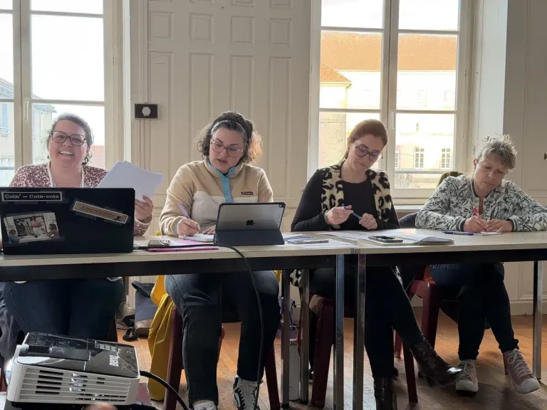 La Compagnie « Ça Change Un Peu » : Une Illusion de Prospérité Culturelle