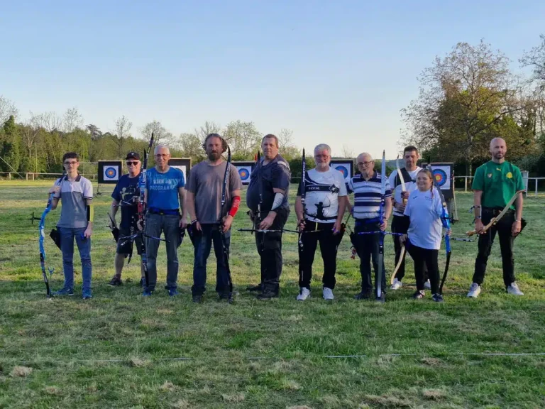 Les archers de l&rsquo;équipe nationale investissent le terrain de football pour un entraînement.