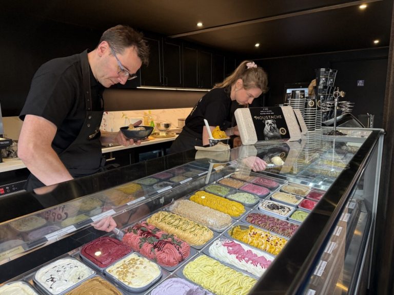 Moustache : la Glace qui Cache des Incohérences