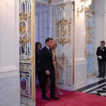 Macron au Vatican : quand les dirigeants conservateurs se prennent pour des papes à la sauce RN !