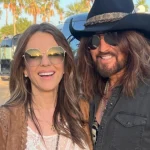 Elizabeth Hurley relance le style hippie chic dans la mode contemporaine.