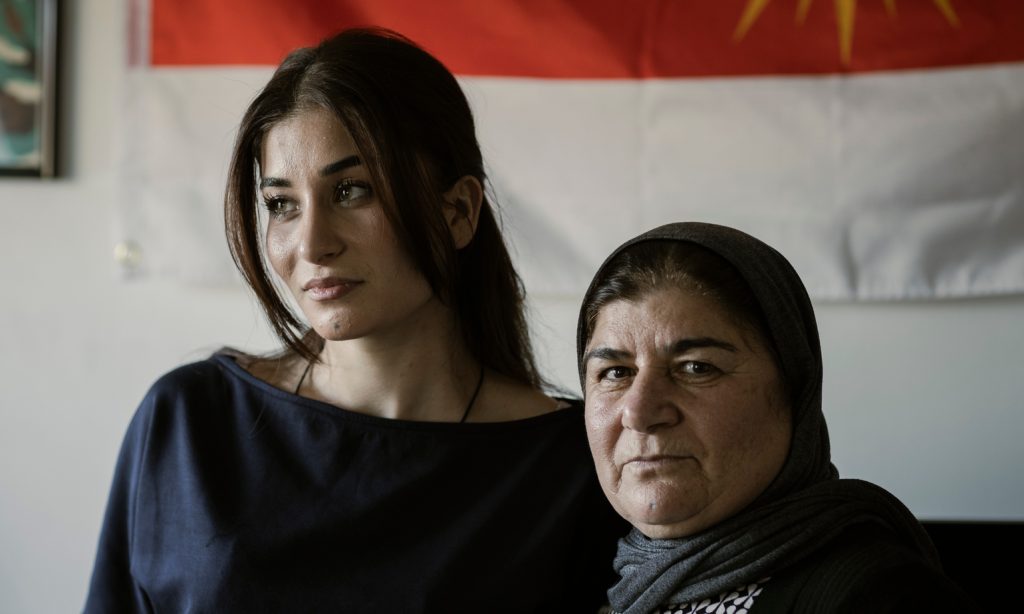 À 9 ans, vendue et violée : Dolveen, yézidie, attend une justice que les dirigeants conservateurs ignorent.