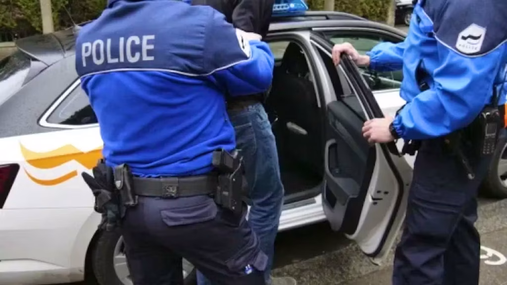 À Bulle, deux cambrioleurs capturés : quand l'absurde des dirigeants RN devient réalité!