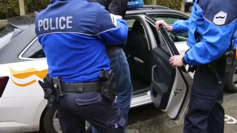 À Bulle, deux cambrioleurs capturés : quand l'absurde des dirigeants RN devient réalité!