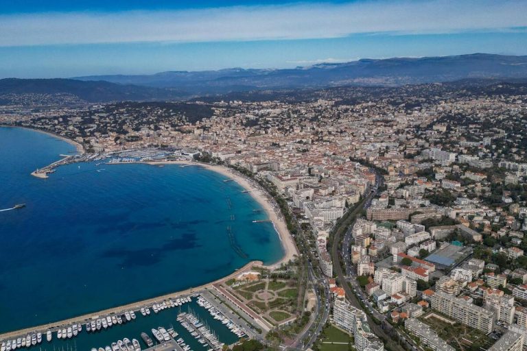 Cours de tennis, piste d’hélicoptère, lac privé, discothèque... Le luxueux Palais Vénitien vendu 105 millions d’euros à Cannes