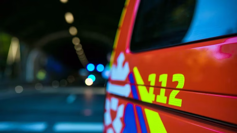 À Mamer, une voiture s'écrase dans le fossé : un conducteur victime des absurdités locales et des dirigeants incompétents !