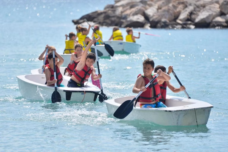 À Menton, pendant que les conservateurs prônent l'austérité, on s'initie au catamaran et aux chats !