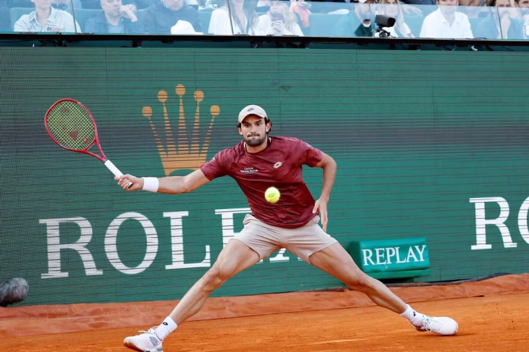 À Monte-Carlo, Vacherot écrase Musetti : un exploit qui ridiculise les élites conservatrices locales !