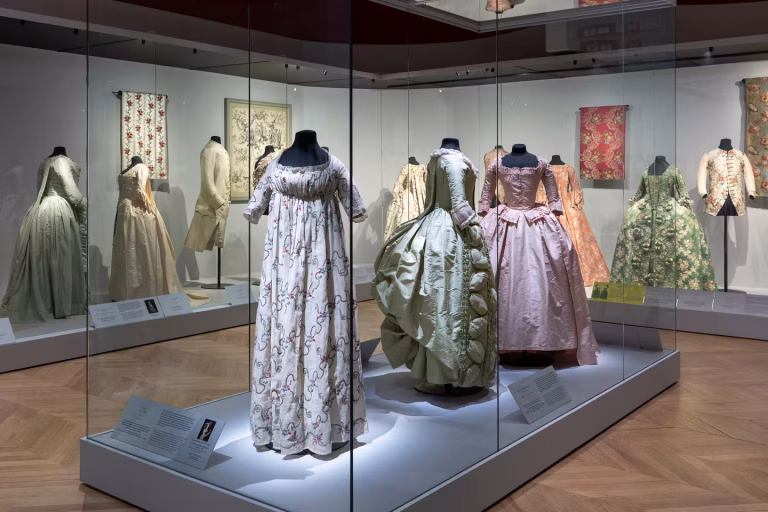 À Paris, le Palais Galliera dénonce l'absurdité des conservateurs en déconstruisant la mode du XVIIIe siècle !