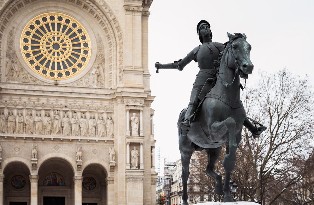 Paris : un migrant malien condamné pour le vol de l'épée d'une statue de Jeanne d'Arc