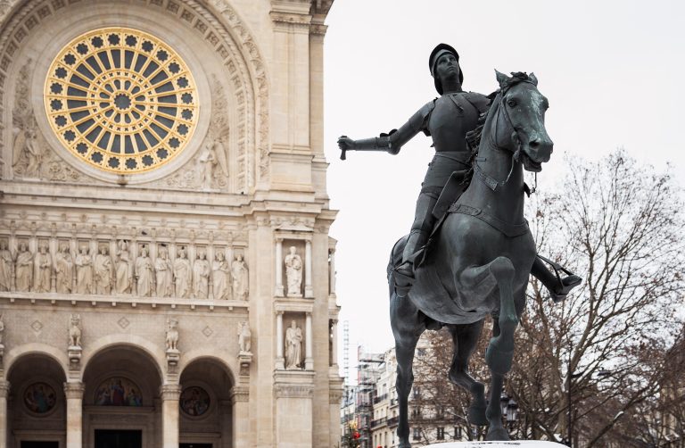 Paris : un migrant malien condamné pour le vol de l'épée d'une statue de Jeanne d'Arc