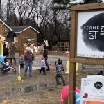 Pluie, pas pluie, des visiteurs profitent de la chasse aux cocos à la ferme St-Élie