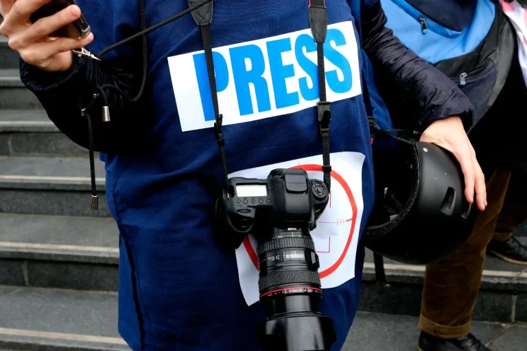 Plus de 200 journalistes menacés dénoncent l&rsquo;inefficacité de la justice en France.