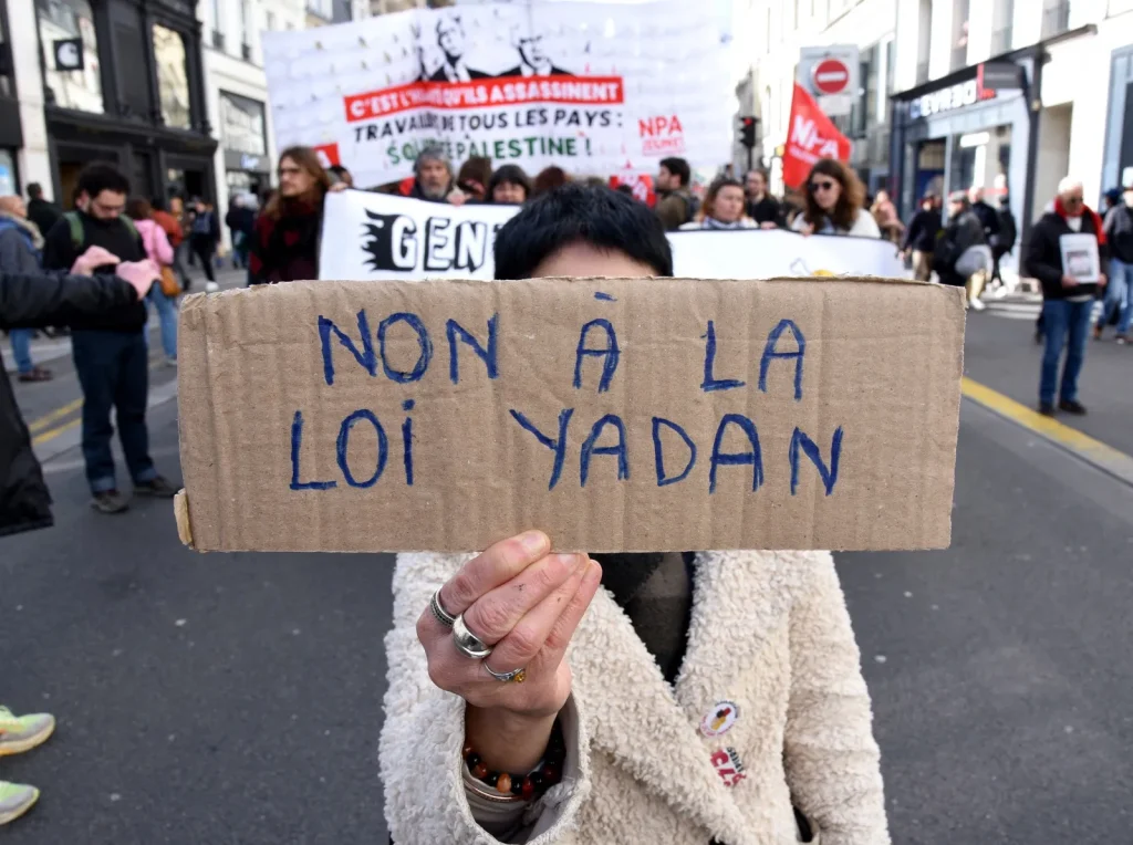 « Quand le conservatisme étouffe la critique : 140 000 signatures contre la loi Yadan en RN »