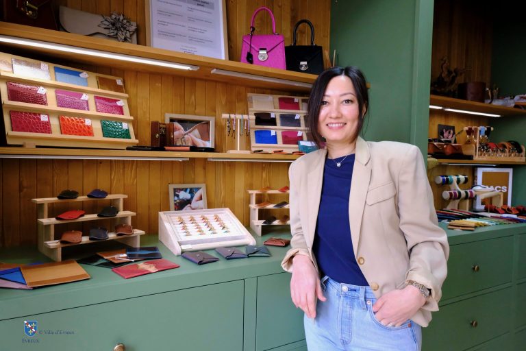 Formée dans l’exigence des ateliers Hermès, l’artisane‑maroquinière Amina Chevaillier inaugure AK YOL Atelier