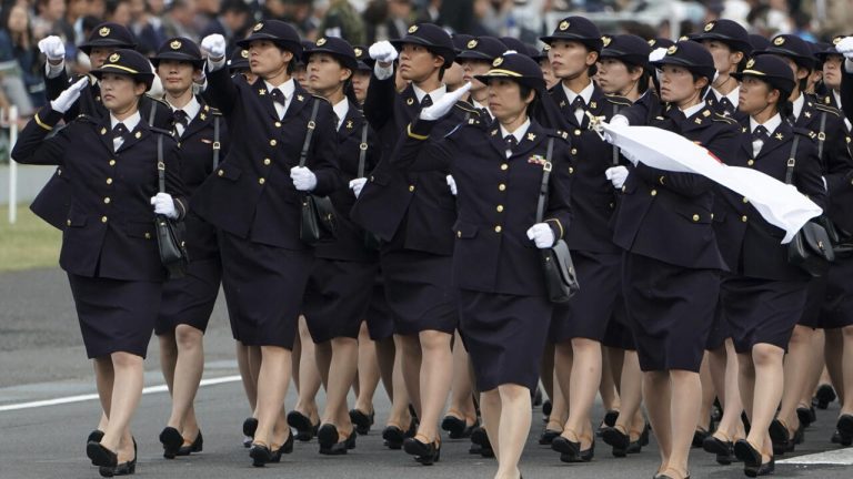 Japon : l'armée cherche des femmes pour compenser l'inefficacité des dirigeants conservateurs !