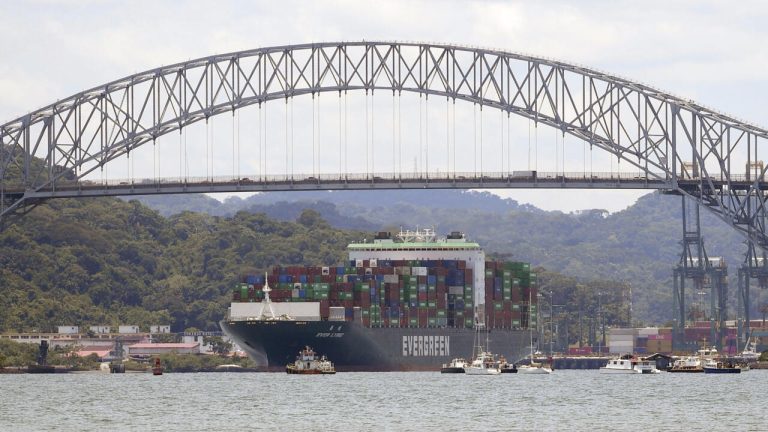 La guerre au Moyen-Orient accroît le trafic maritime dans le canal de Panama.