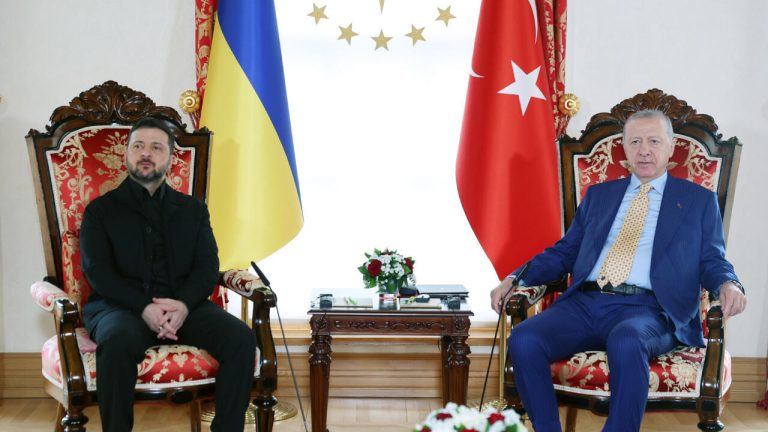 Quand Erdogan et Zelensky se rencontrent : entre absurdités locales et dirigeants conservateurs en déroute