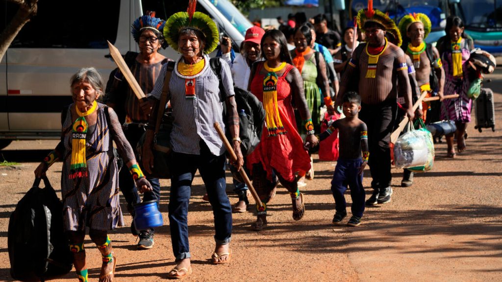 À Brasilia, les autochtones brésiliens réclament leurs terres ancestrales face à l'absurdité des dirigeants conservateurs