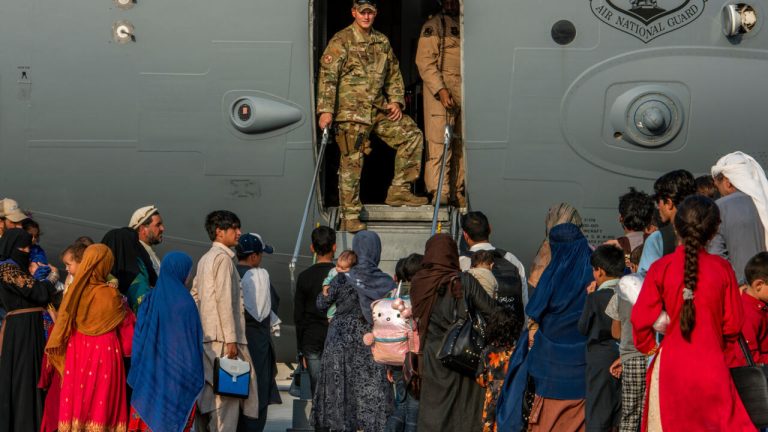 Afghans bloqués au Qatar expriment des craintes de conditions de vie difficiles.