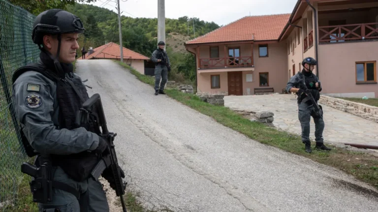 Kosovo condamne trois séparatistes serbes à des peines de prison pour l&rsquo;attaque de Banjska en 2023