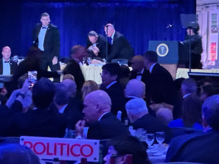 Tirs près du dîner des correspondants : Donald Trump en sécurité, enquête en cours.