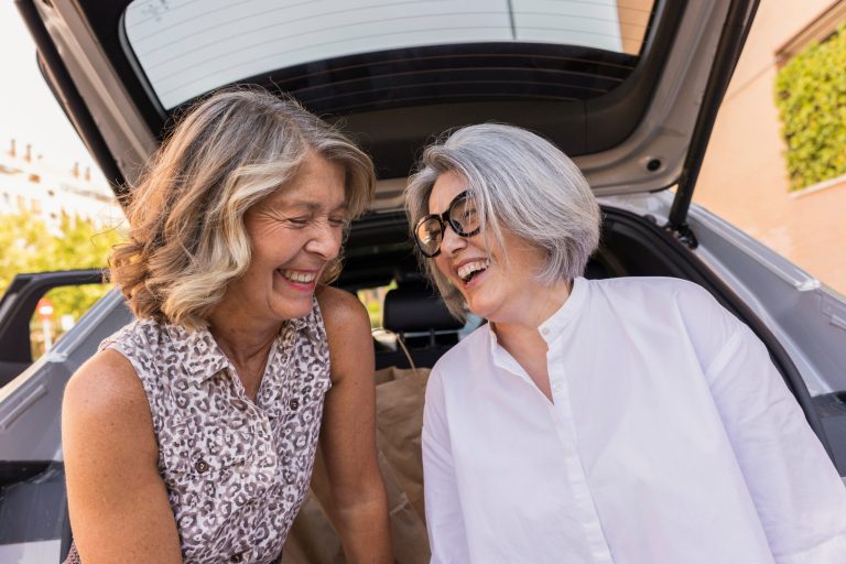 Cheveux blancs : un choix à assumer ou à sublimer ?