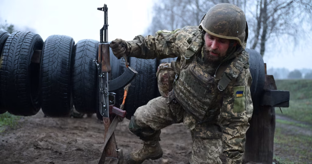 Une nouvelle recrue des Forces armées ukrainiennes participe à un entraînement militaire, alors que la Russie attaque l'Ukraine, dans un lieu non précisé en Ukraine, le 31 mars 2026.