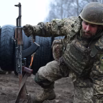 Une nouvelle recrue des Forces armées ukrainiennes participe à un entraînement militaire, alors que la Russie attaque l'Ukraine, dans un lieu non précisé en Ukraine, le 31 mars 2026.