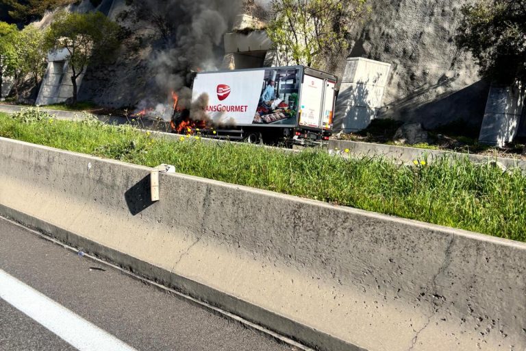 Un feu de poids lourd en cours sur l’A8 avant le péage d’Antibes, des ralentissements en direction du Var